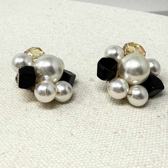 Vintage Cluster Bead Earrings‎ Marked Japan Black Faux Pearls Clip-On Retro - Picture 4 of 9